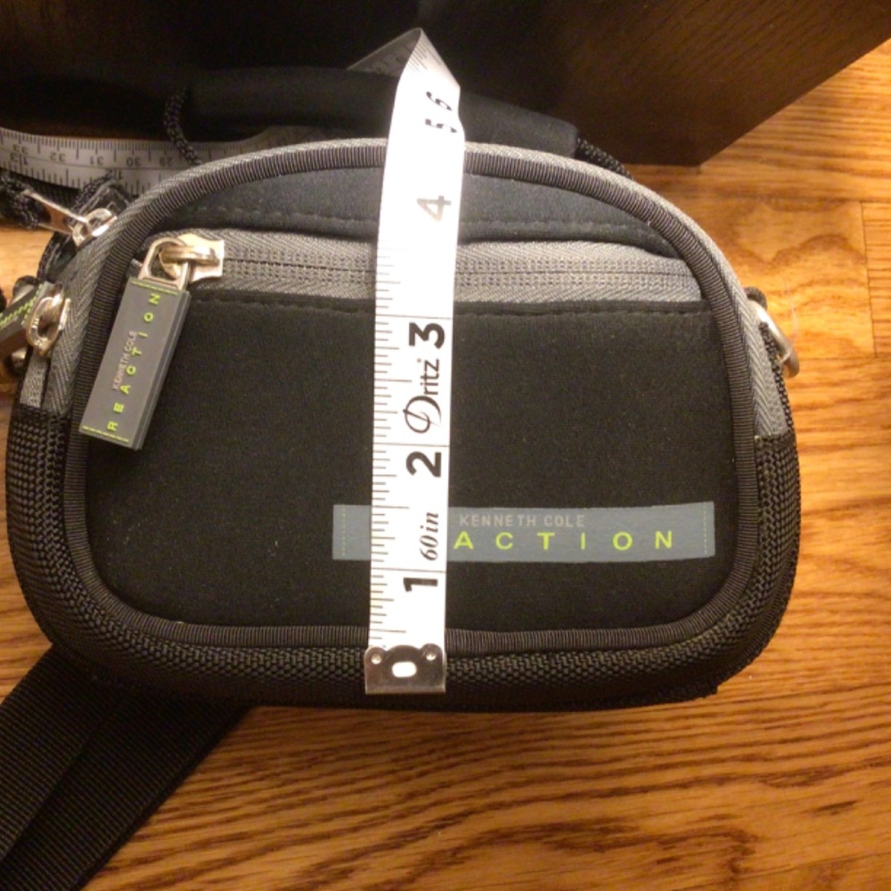 Kenneth Cole Reaction Camera Case - Picture 3 of 5